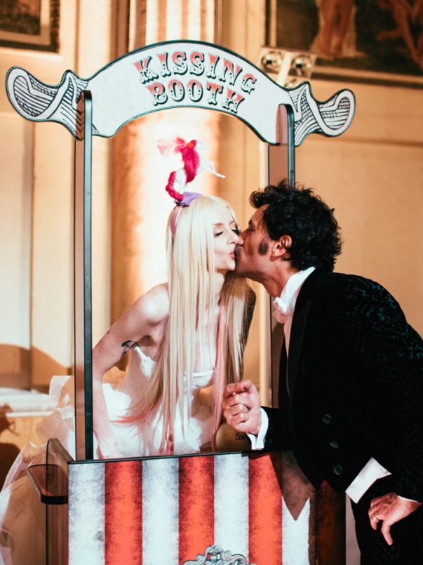 circus-wedding-kissing-booth-sposi